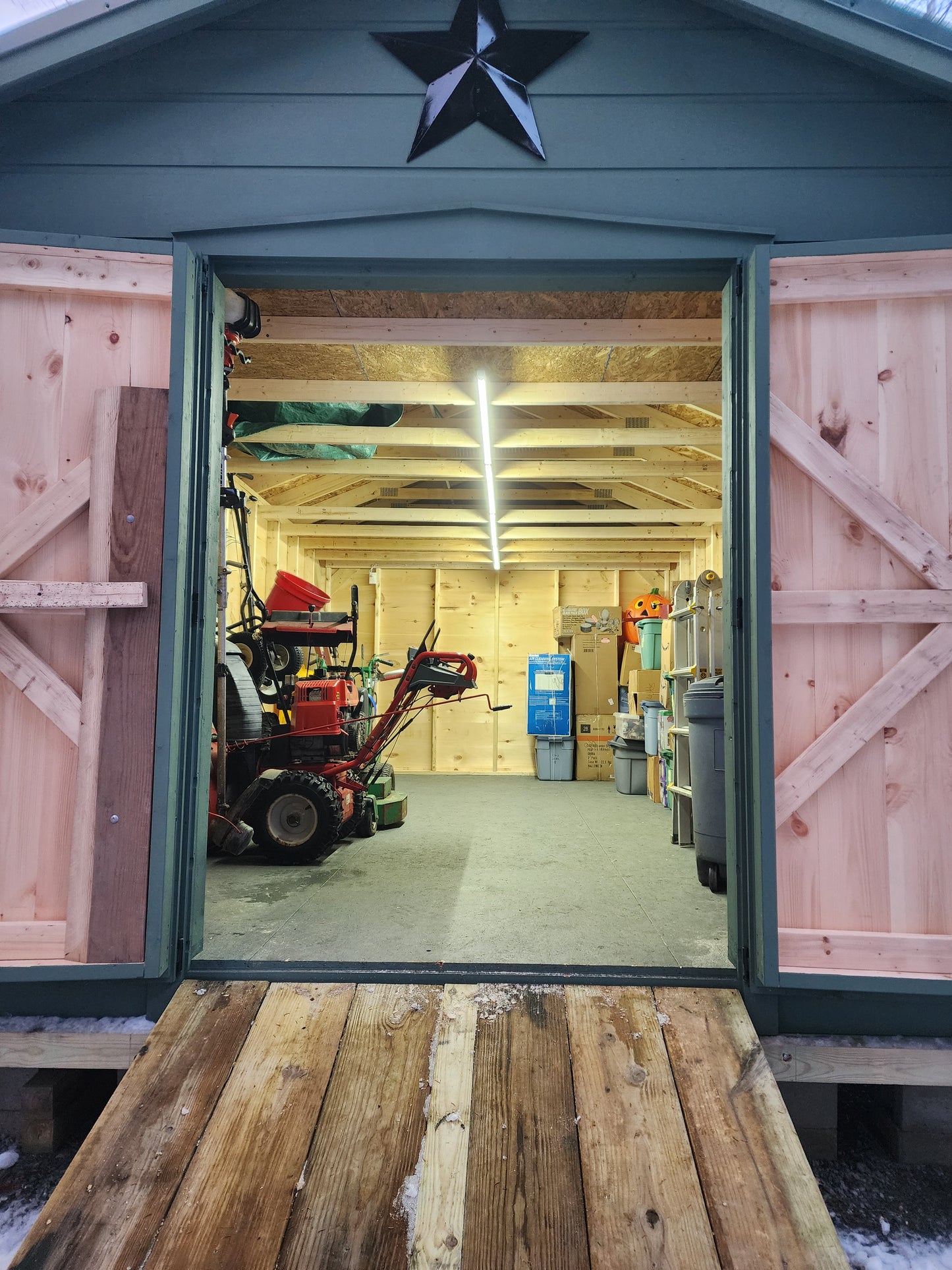 Linkable LED T8 8ft 144w 17,654 Lumen FROSTED LENS (NO RF) Quad-Row w/Mounting Hardware