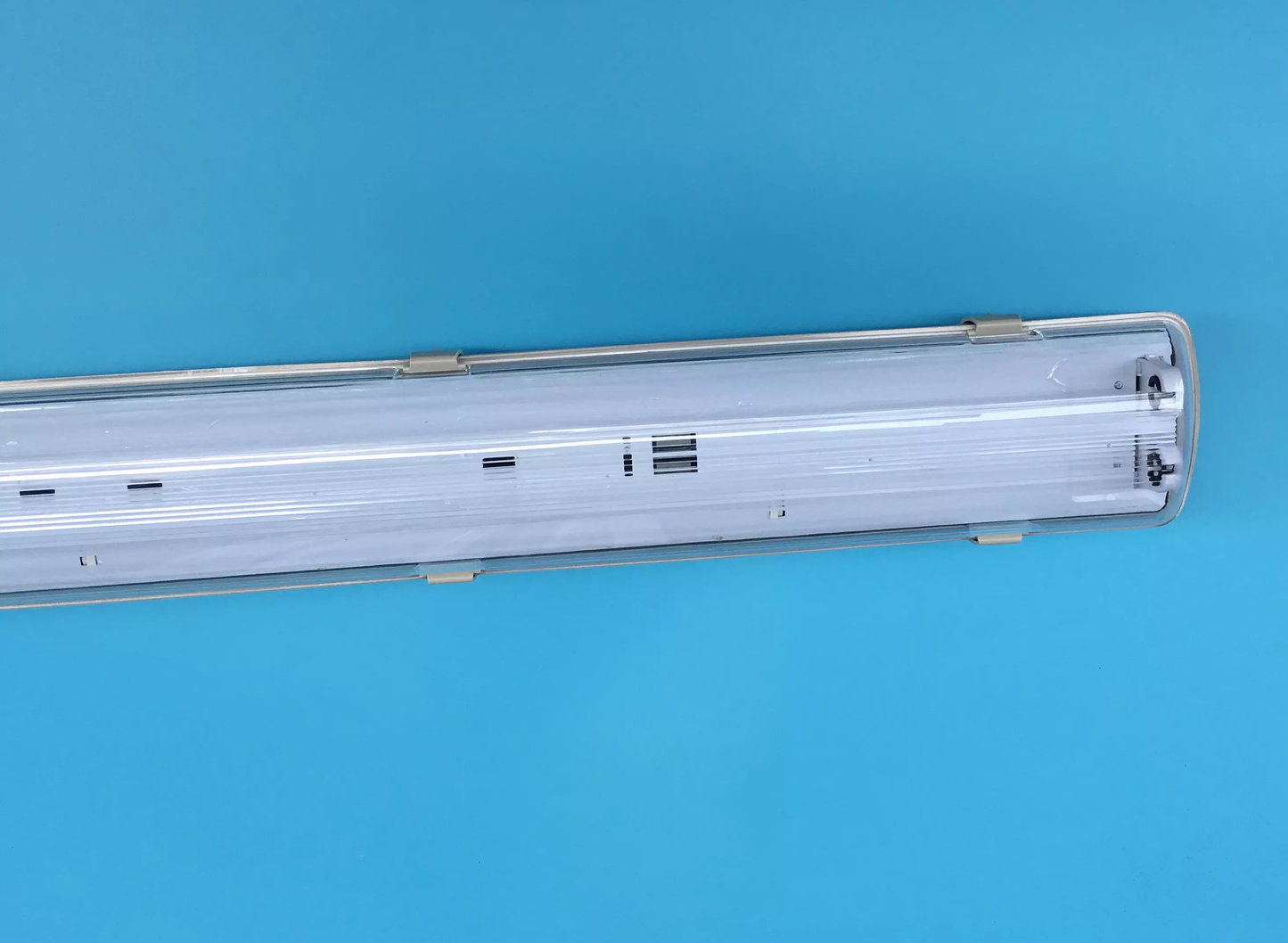 4ft Vapor Tight IP65 Light Fixture (Accepts 2 G13 4ft T8 Lamps) POLYCARBONATE CONSTRUCTION